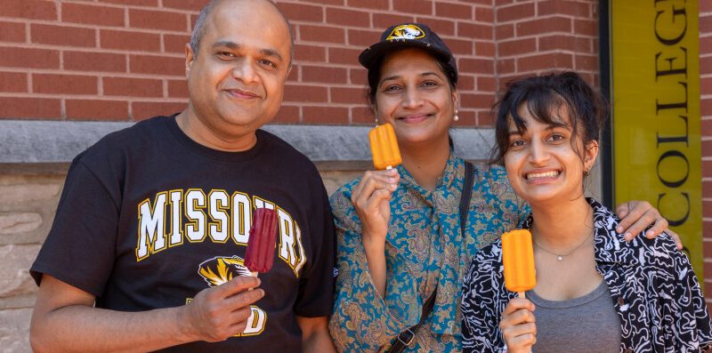 family members and their student enjoying mizzou family weekend and eating popsicles